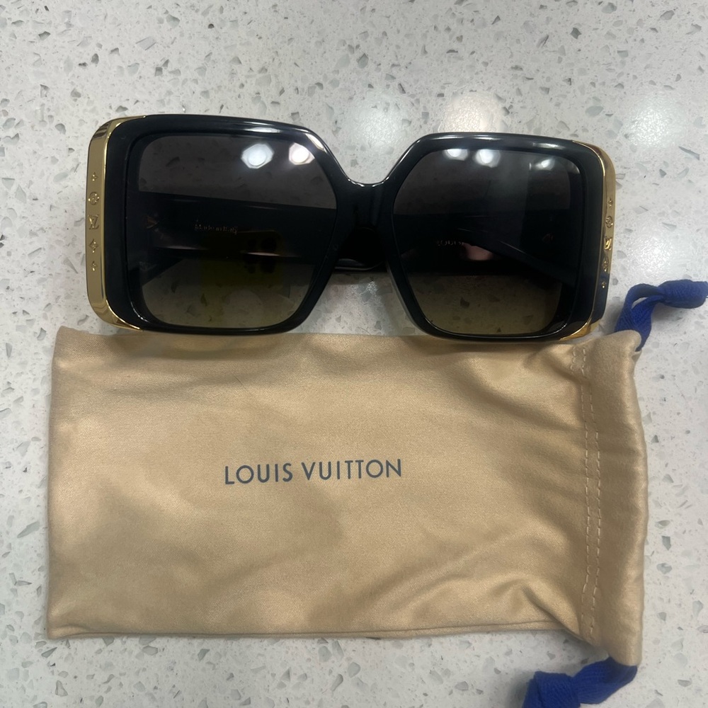 Louis Vuitton Women's Sunglasses in Black and Gold Like New